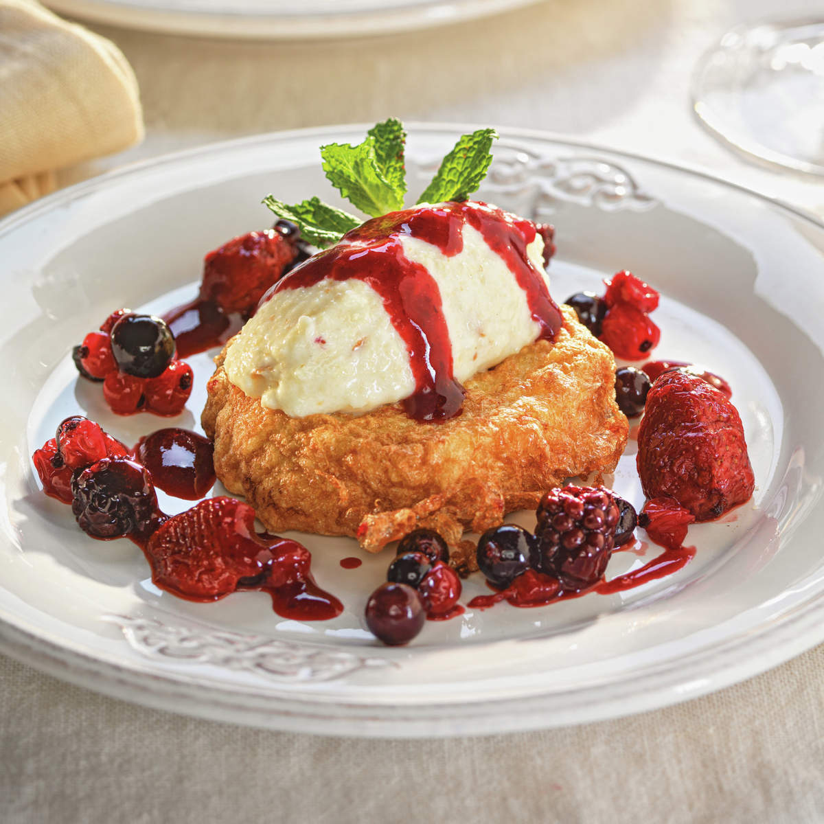 Torrijas con helado de torrija y coulis de frutas rojas