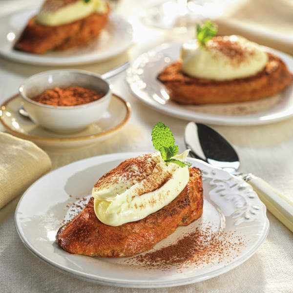 Torrijas al horno con cobertura de queso mascarpone y cacao