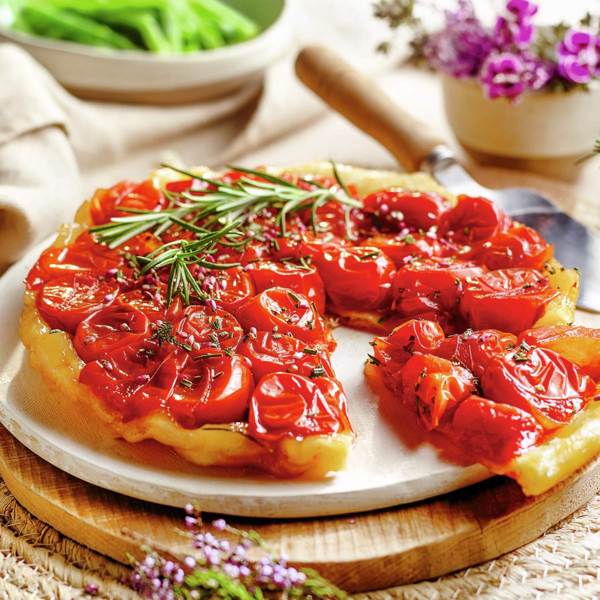 Tarta tatin con tomates cherry al aroma de romero