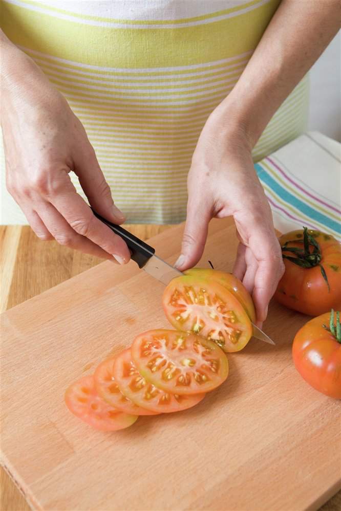 3. Corta el tomate en rodajas