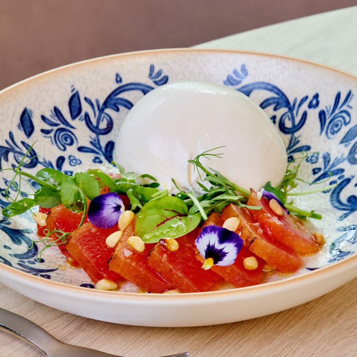 Burrata con sandía asada al romero