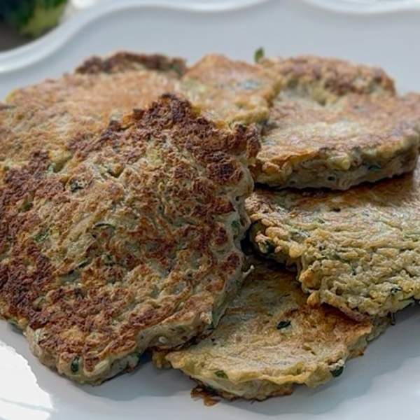 Tortitas de berenjena y calabacín, cena ligera y saludable ¡en minutos!