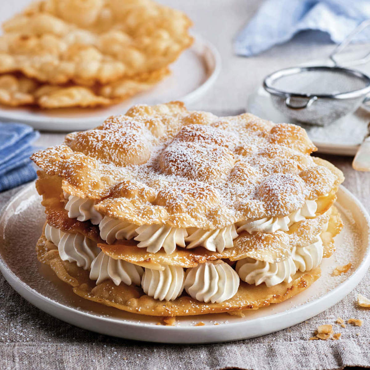 Milhojas de orejas fritas con nata montada