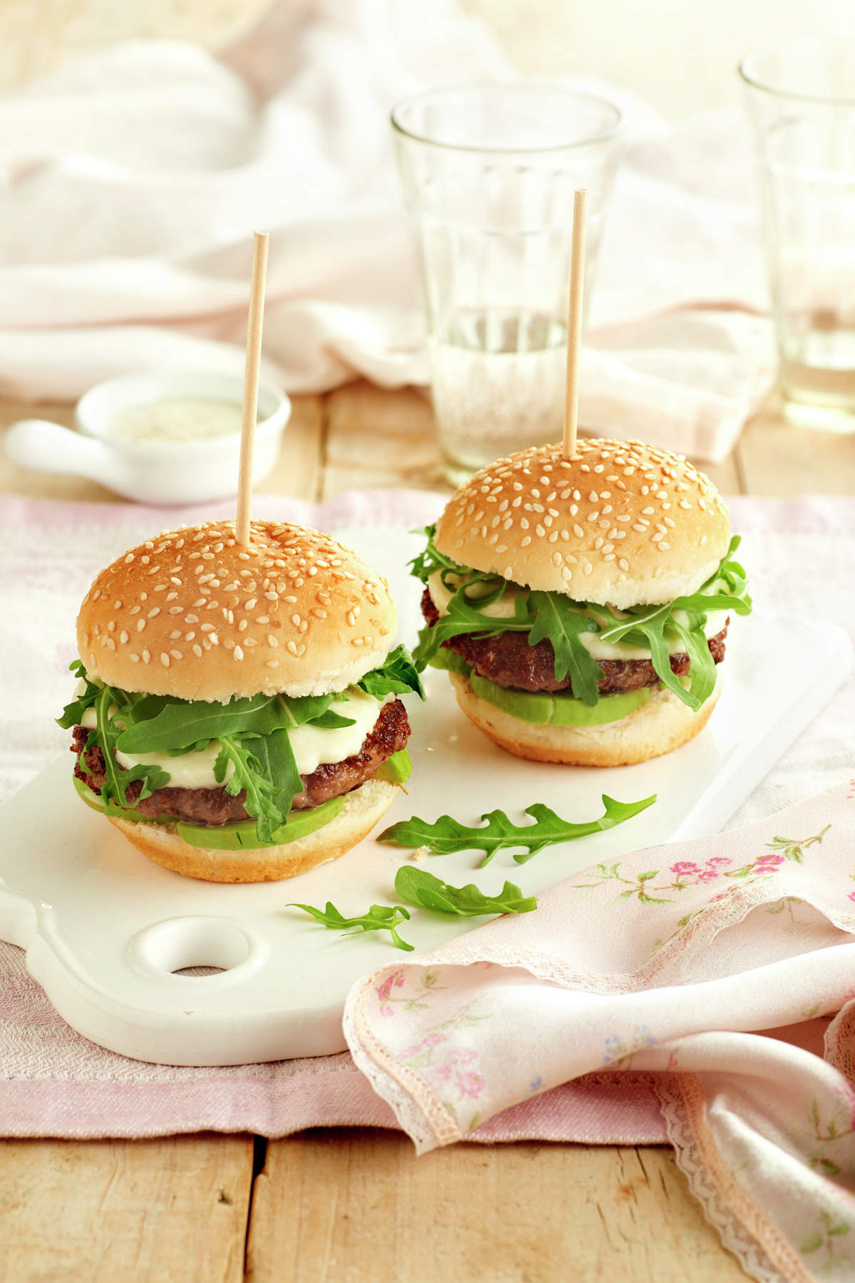 Minihamburguesas con aguacate y mozzarella