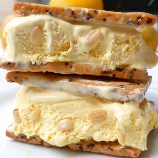 Helado al corte relleno de dulce de leche con galletas caseras