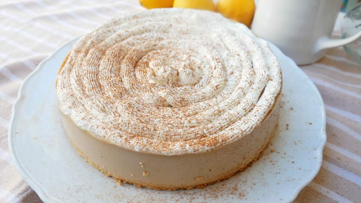 Tarta fria de mousse de cafe con galleta y nata