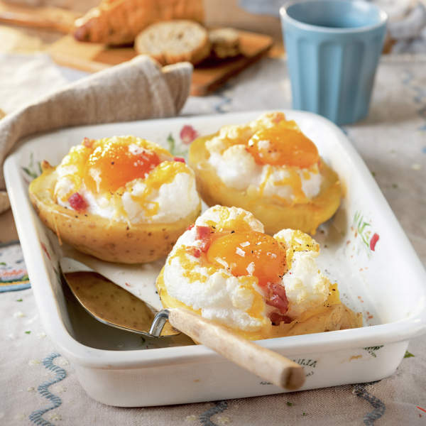 Patatas rellenas con huevos nube