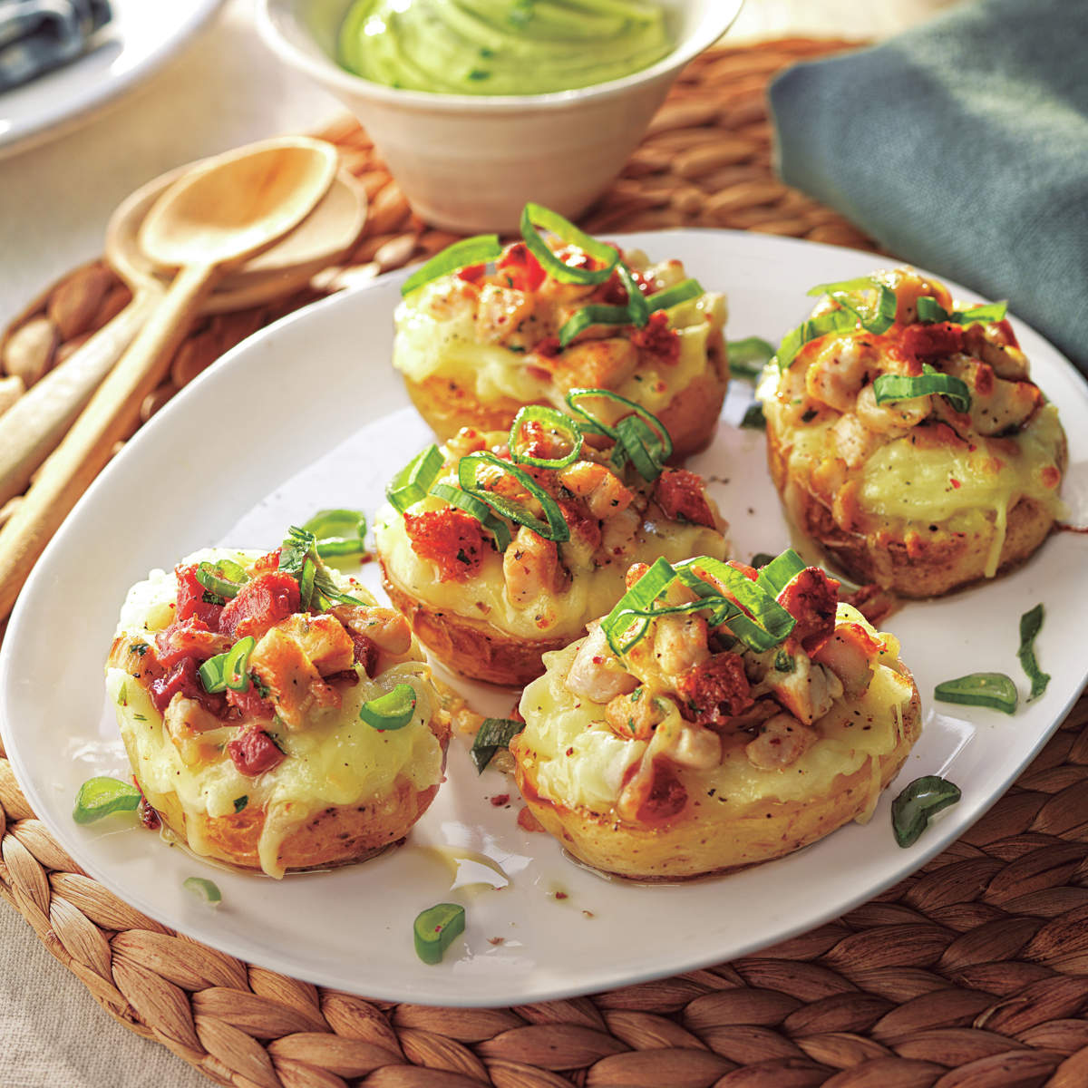 Patatas rellenas con pollo, jamón y queso