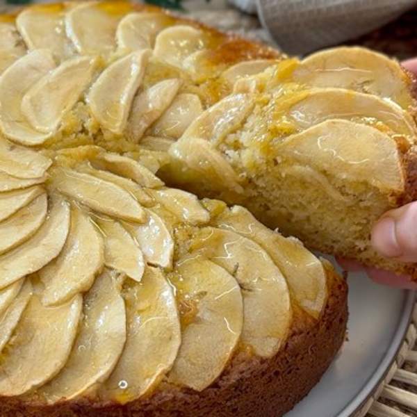 Receta de tarta de manzana con truco de la abuela sueca (para que quede más tierna y esponjosa)