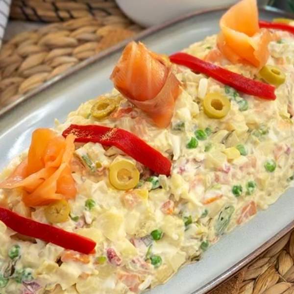 Ensalada de verano con patatas, salmón y mayonesa, la receta que te solucionará las comidas y cenas