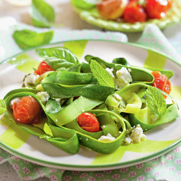 Ensalada de tallarines de calabacín con tomatitos y queso