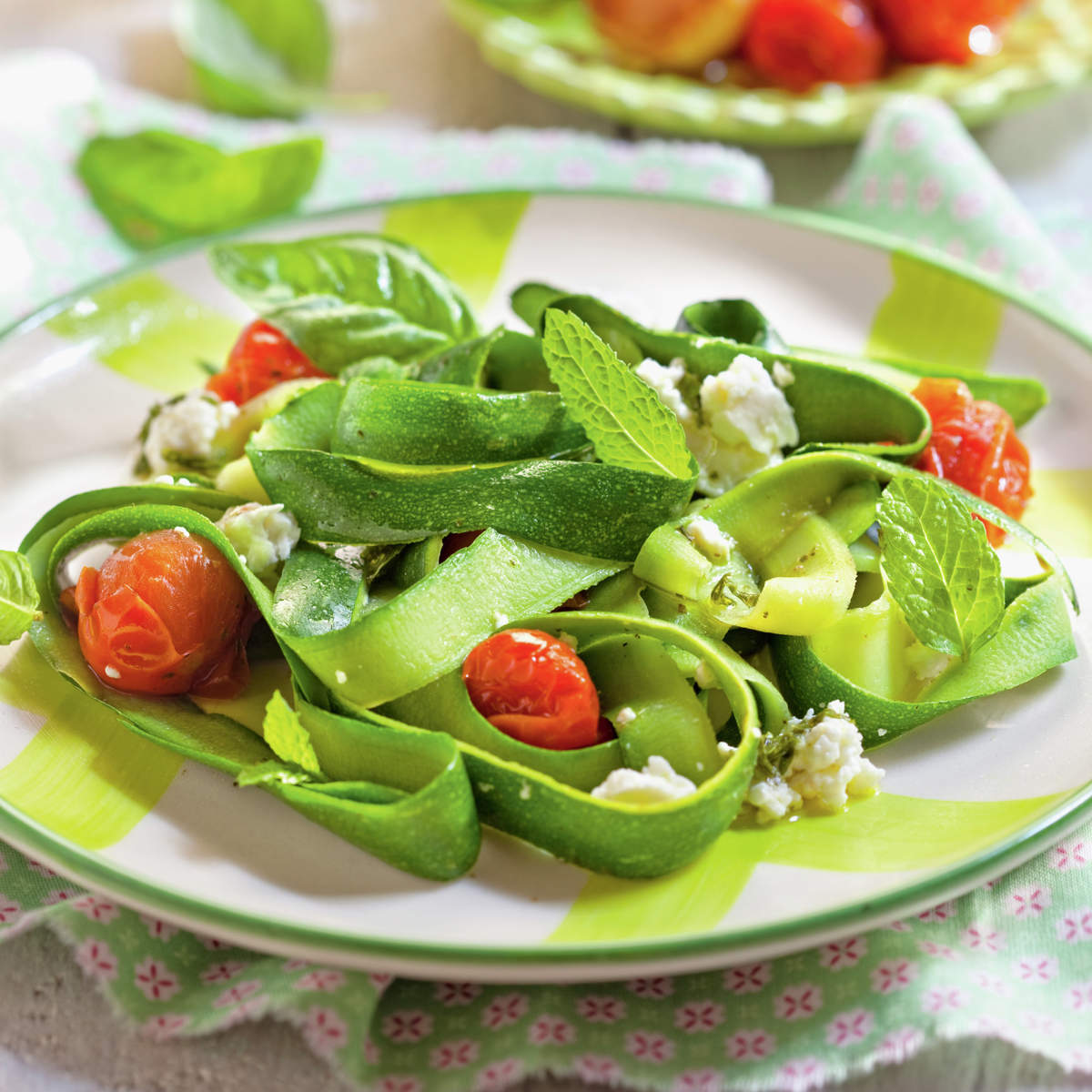 Ensalada de tallarines de calabacín con tomates asados