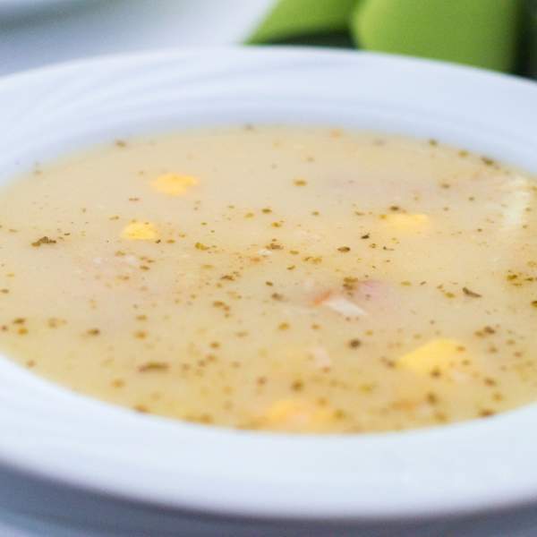 Sopa de fideos con queso, patatas y huevo, un clásico de la cocina de la abuela ecuatoriana