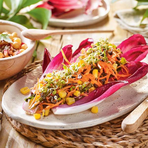 Ensalada de endivias rojas con garbanzos y maíz