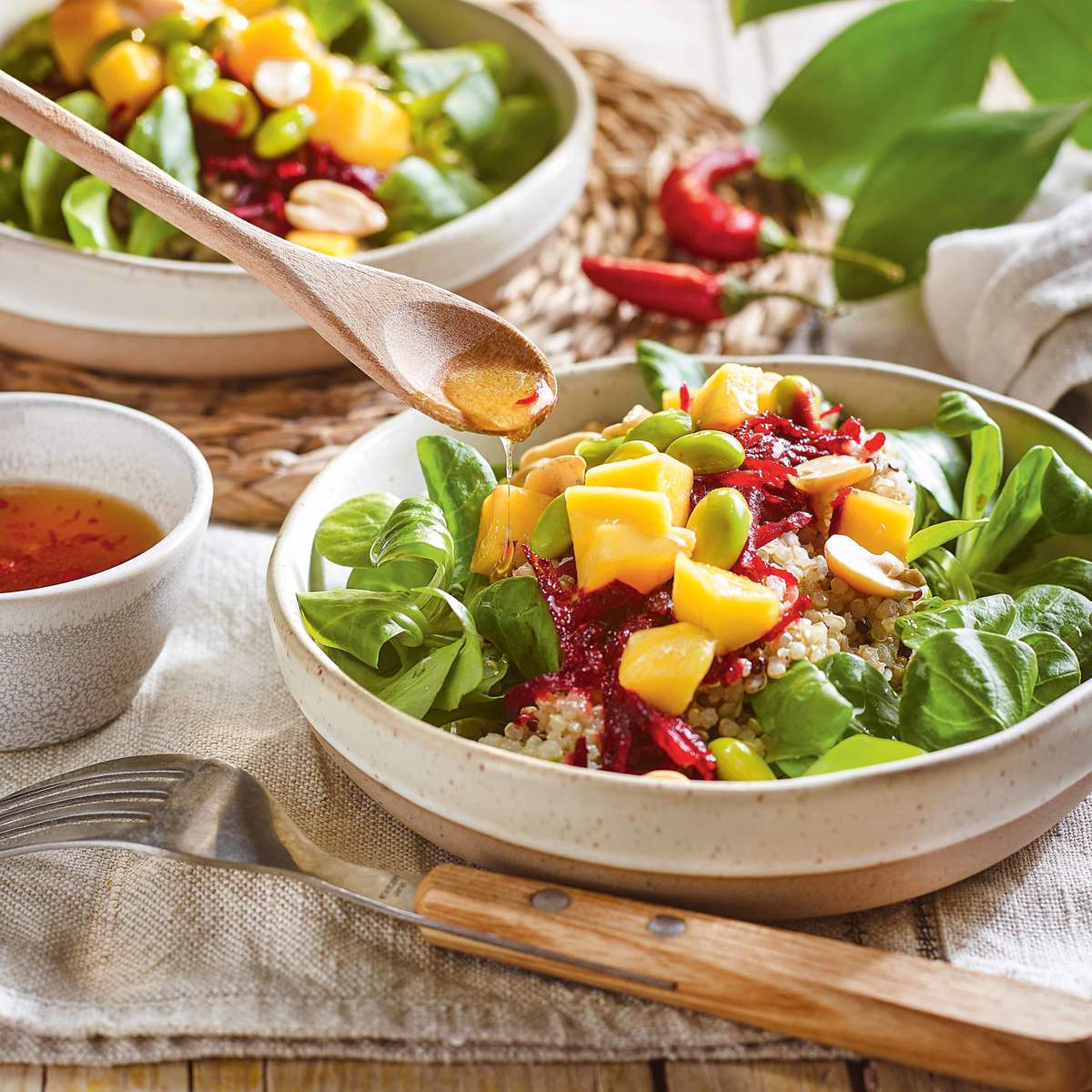 Ensalada de quinoa con edamames, canónigos y mango