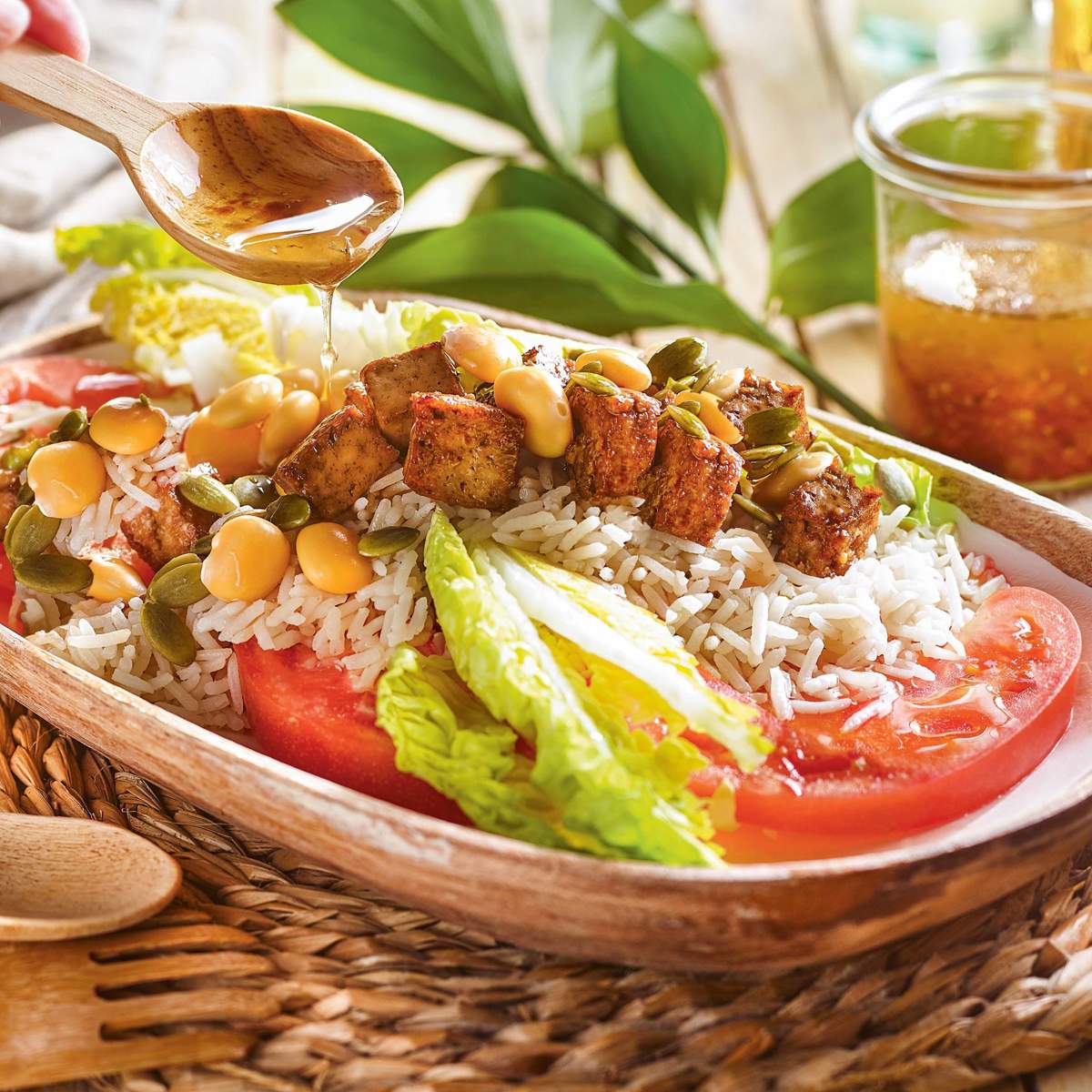 Tomates con lechuga, arroz basmati y tofu
