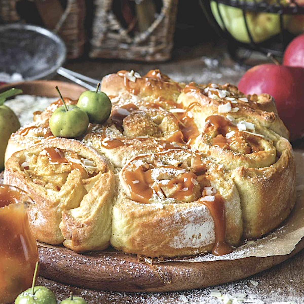 Tarta de rollitos de hojaldre y manzana con salsa de tofe