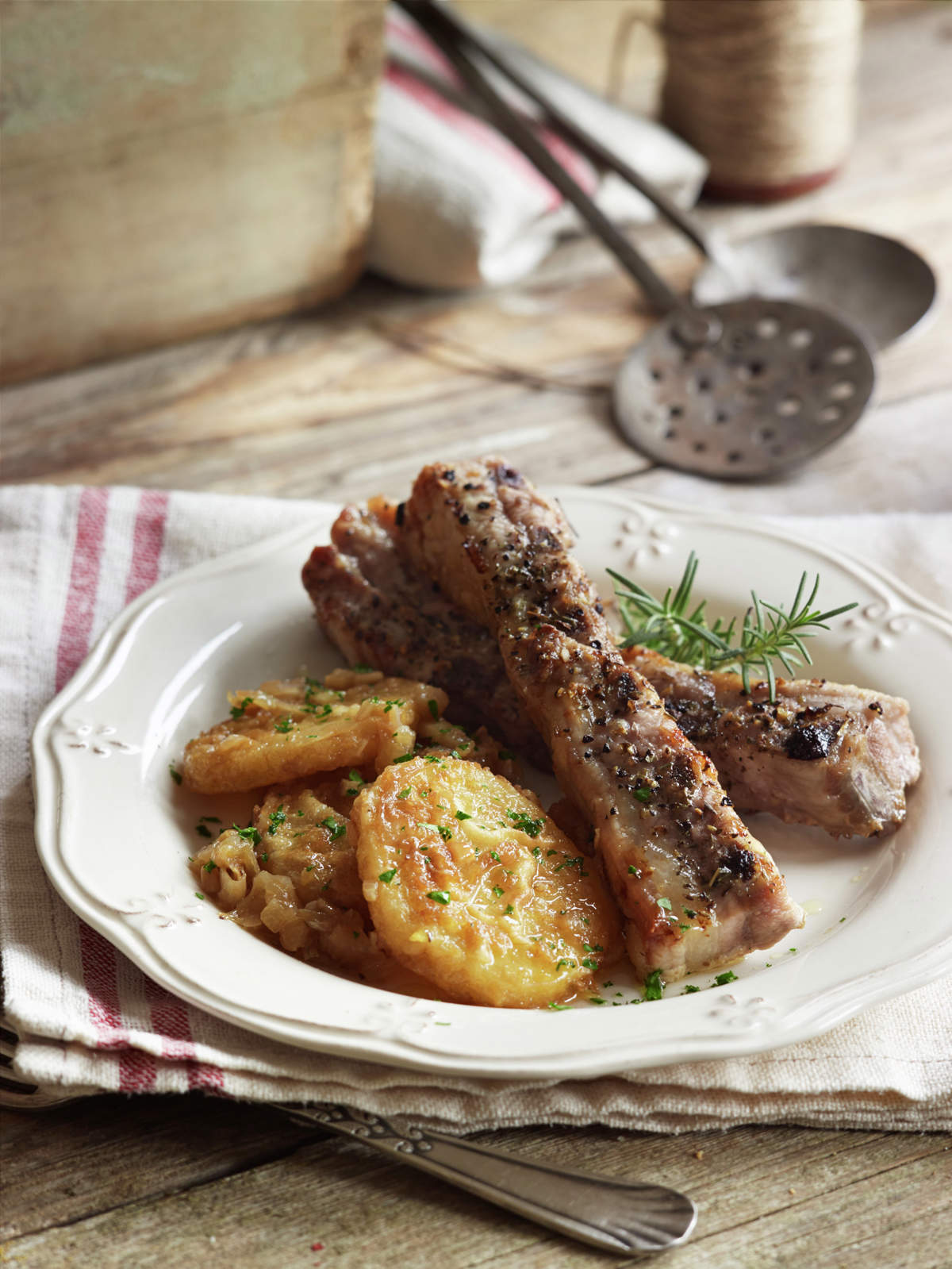 COSTILLAS ASADAS CON PATATAS A LA IMPORTANCIA.