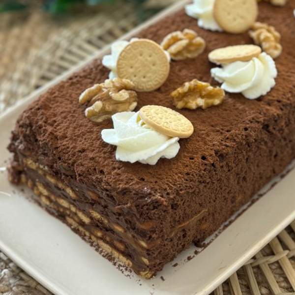 Tarta de galletas con chocolate y cafe