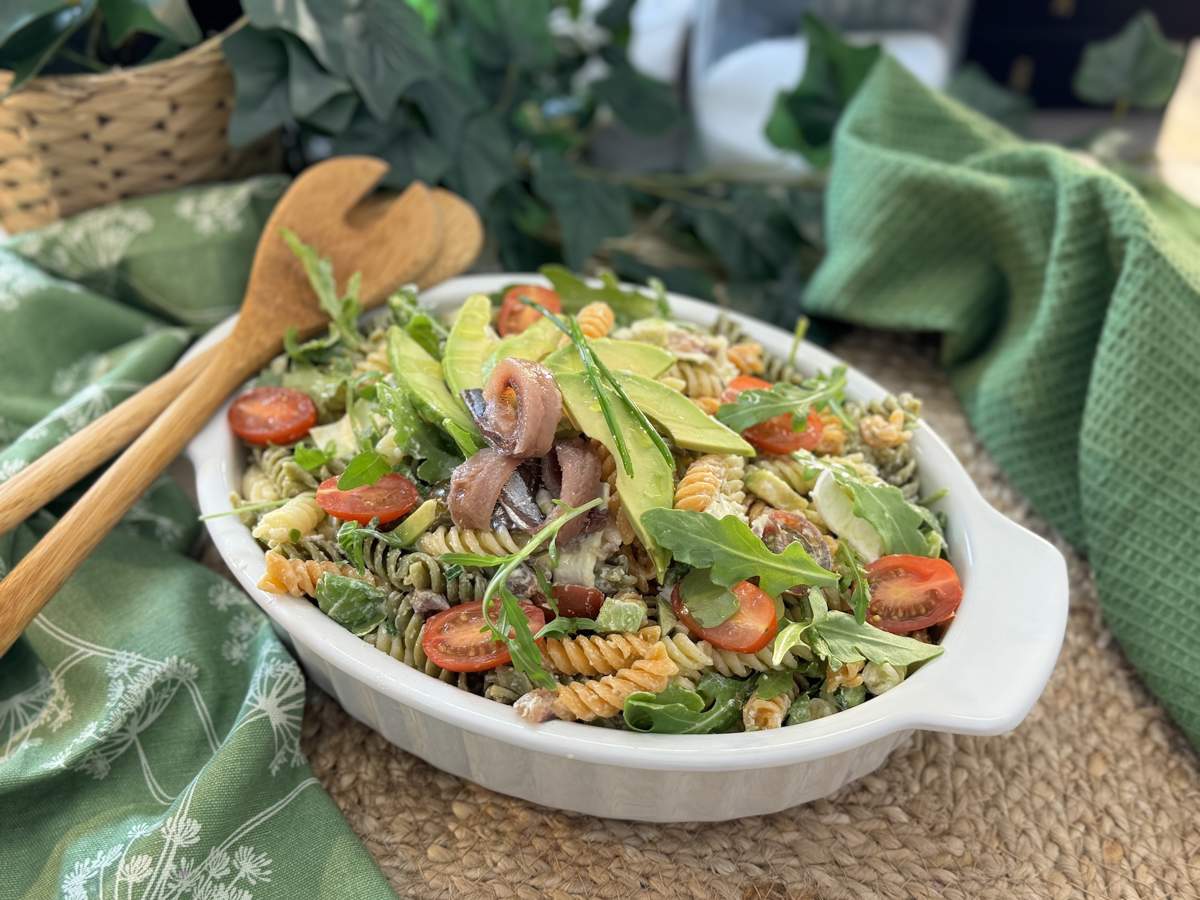 Ensalada de pasta, tomate, anchoa ahumada, aguacate y queso de cabra