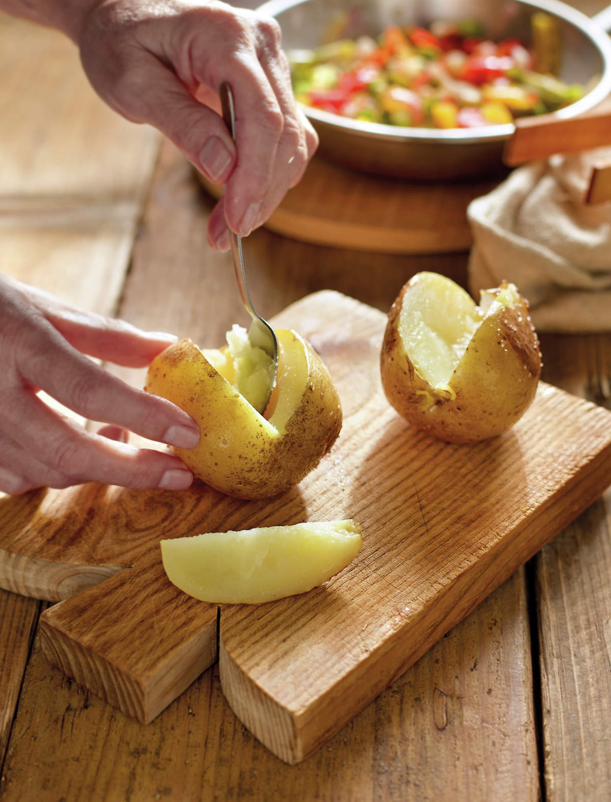 paso_a_paso_para_realizar_patatas_asadas_rellenas_de_verduras_y_camagrocs_retirar_la_pulpa_de_la_patata
