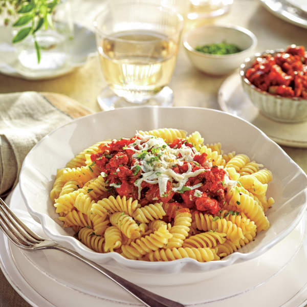 Pasta de espirales con tomate, carne y queso de cabra