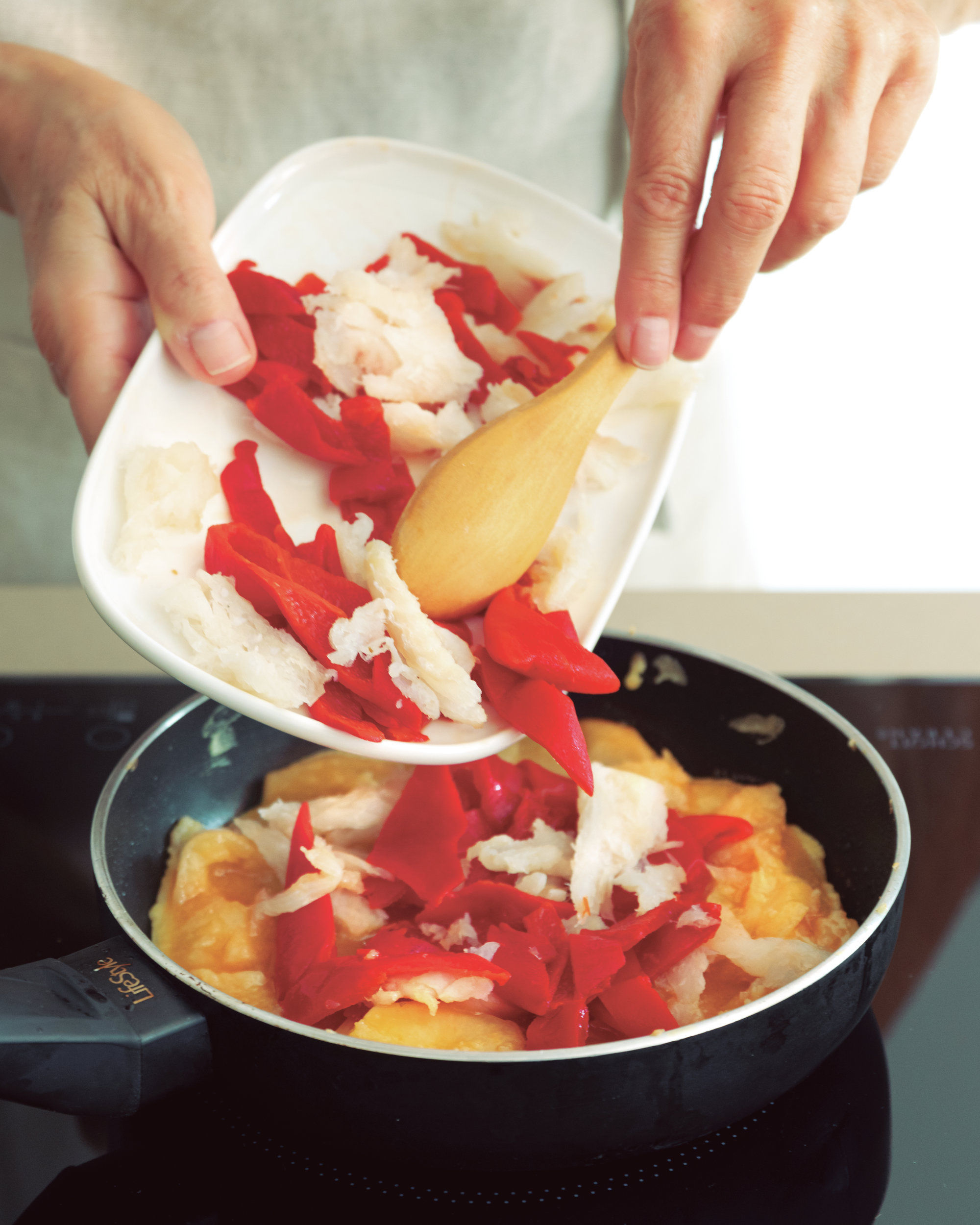 5. Cuaja la tortilla