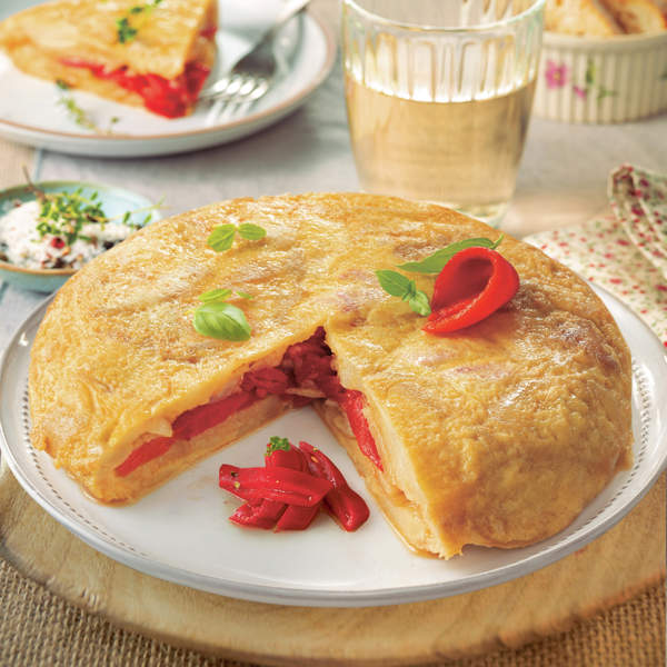 Tortilla de patatas española con piquillos y migas de bacalao (una delicia)