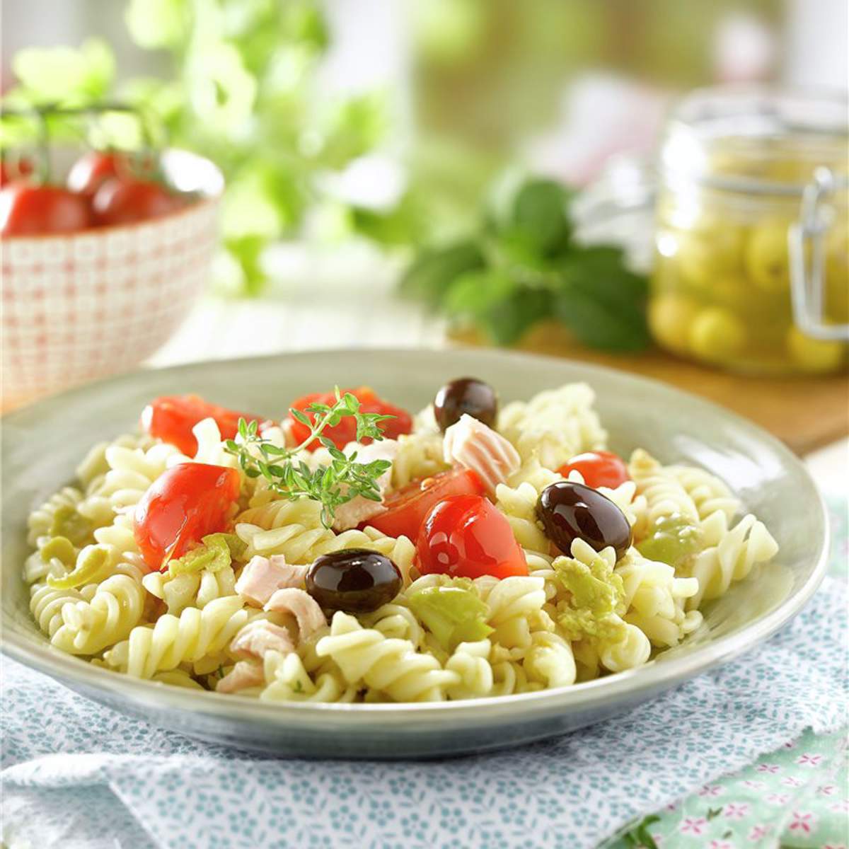 Ensalada de espirales con pasta de aceitunas
