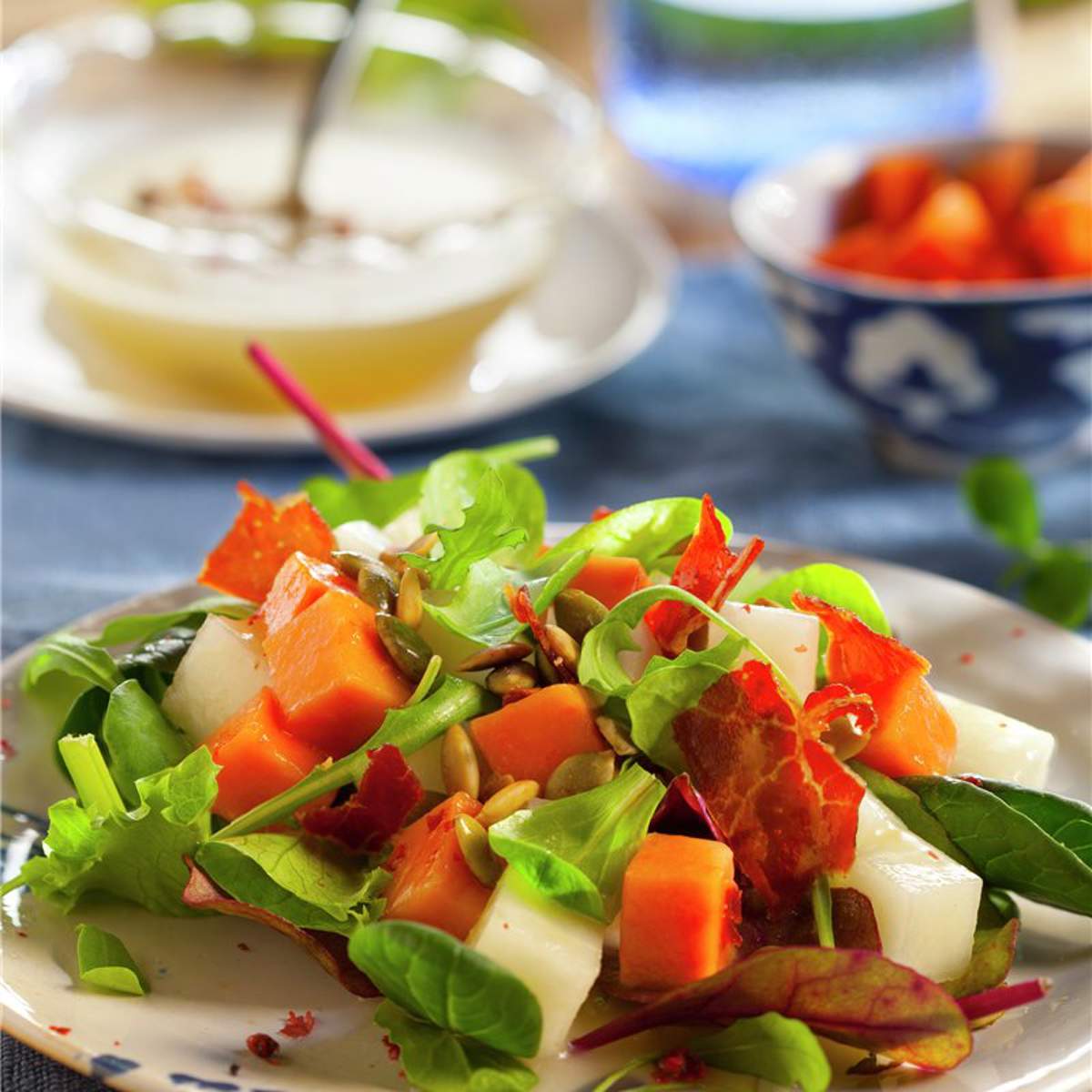 Ensalada de papaya, melón jamón crujiente