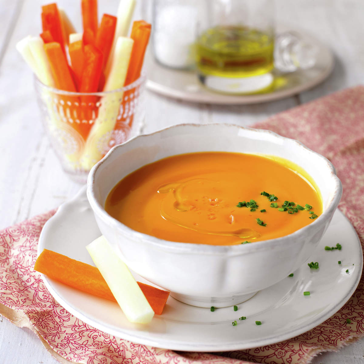 SALMOREJO CON BASTONCITOS DE VERDURAS.