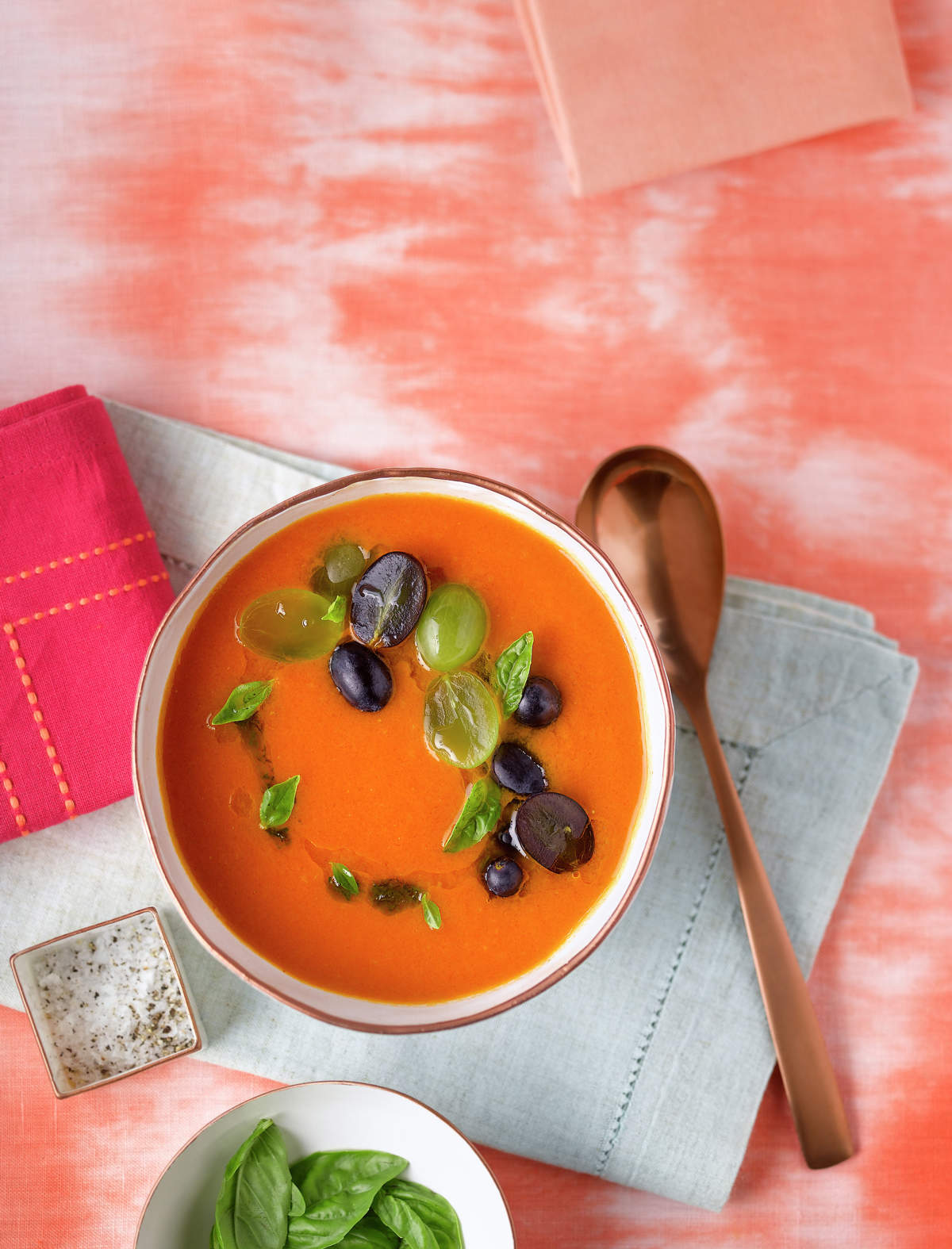 CREMA DE TOMATE, ALBAHACA Y UVAS. 