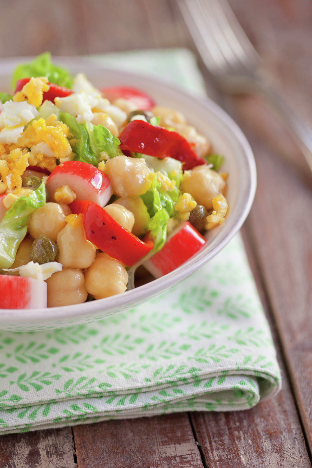 ensalada_de_garbanzos_con_lechuga_y_huevo_duro