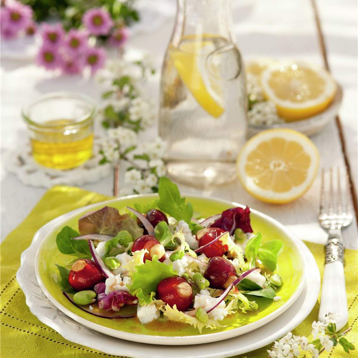 ensalada con queso y cerezas