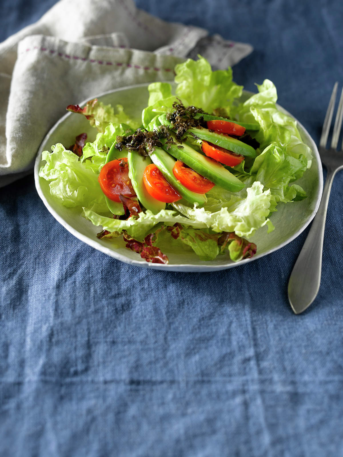 ENSALADA DE AGUACATE, HOJAS VERDES Y ALGA NORI.