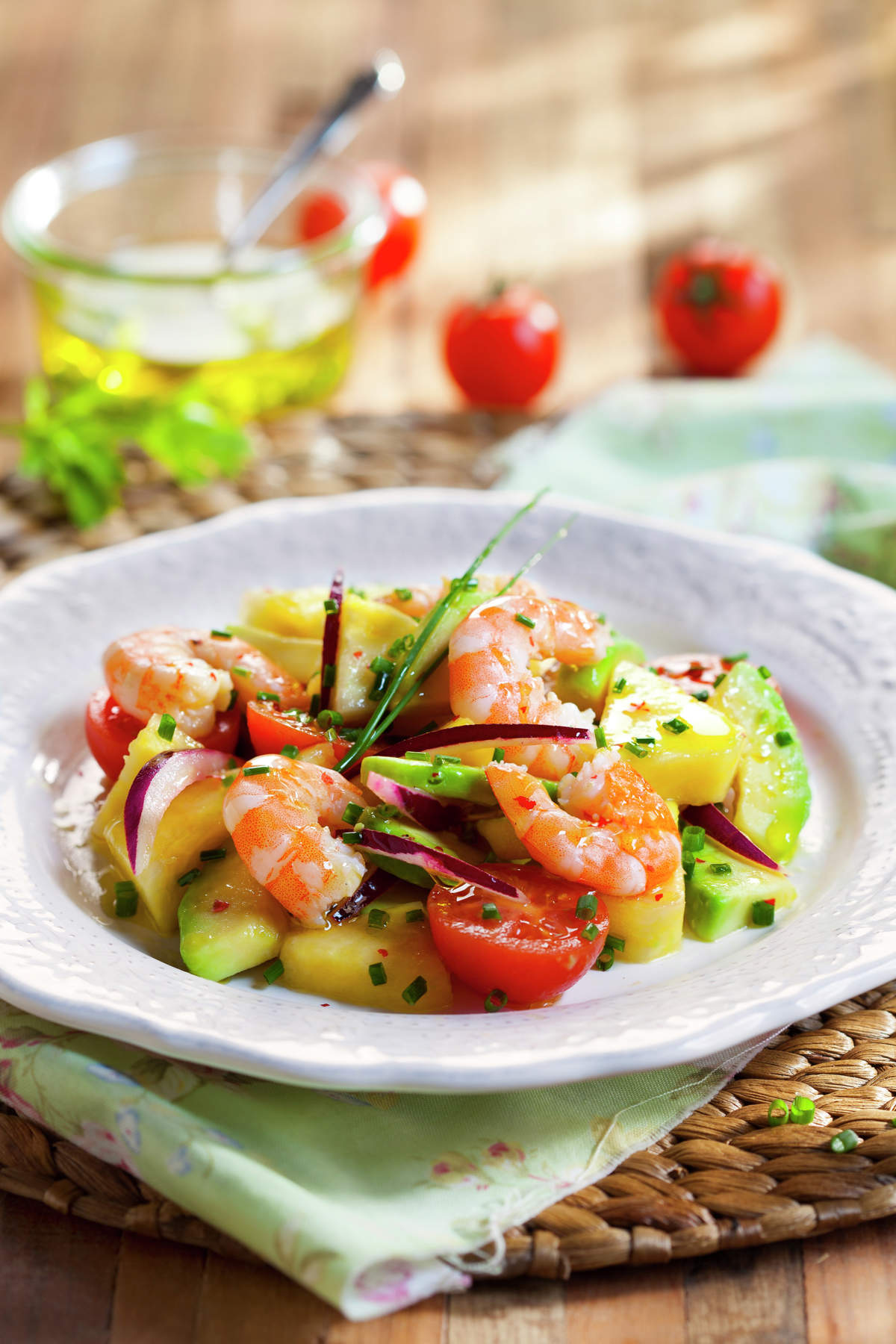 ENSALADA DE PIÑA Y AGUACATE CON VINAGRETA DE CEBOLLINO.