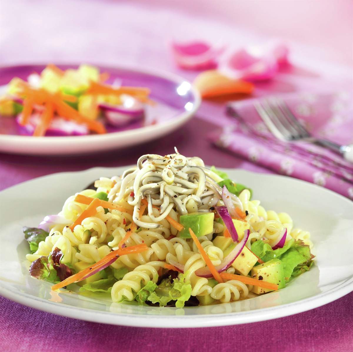 ensalada_tibia_de_pasta_con_gulas_y_aguacate