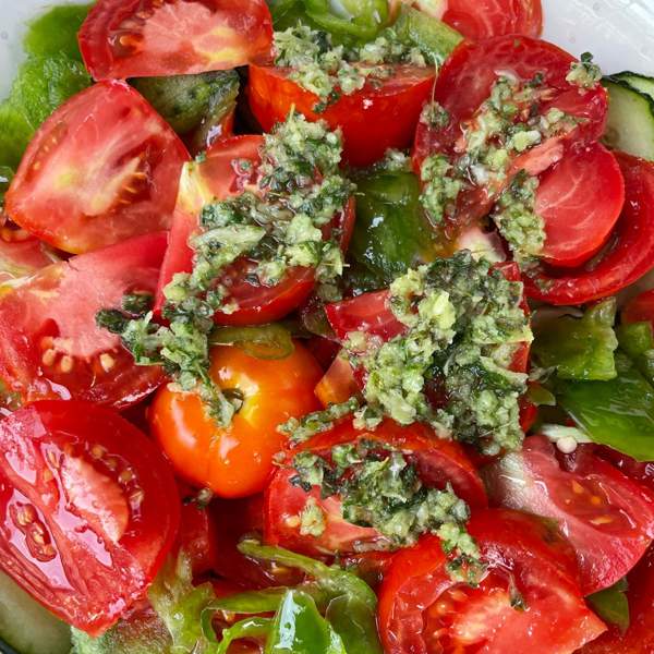 La receta más fresca: así es esta ensalada de tomate, perfecta para lo que queda de temporada