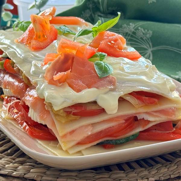 Lasaña fría de salmón, calabacín, tomate y queso, para tus cenas de verano
