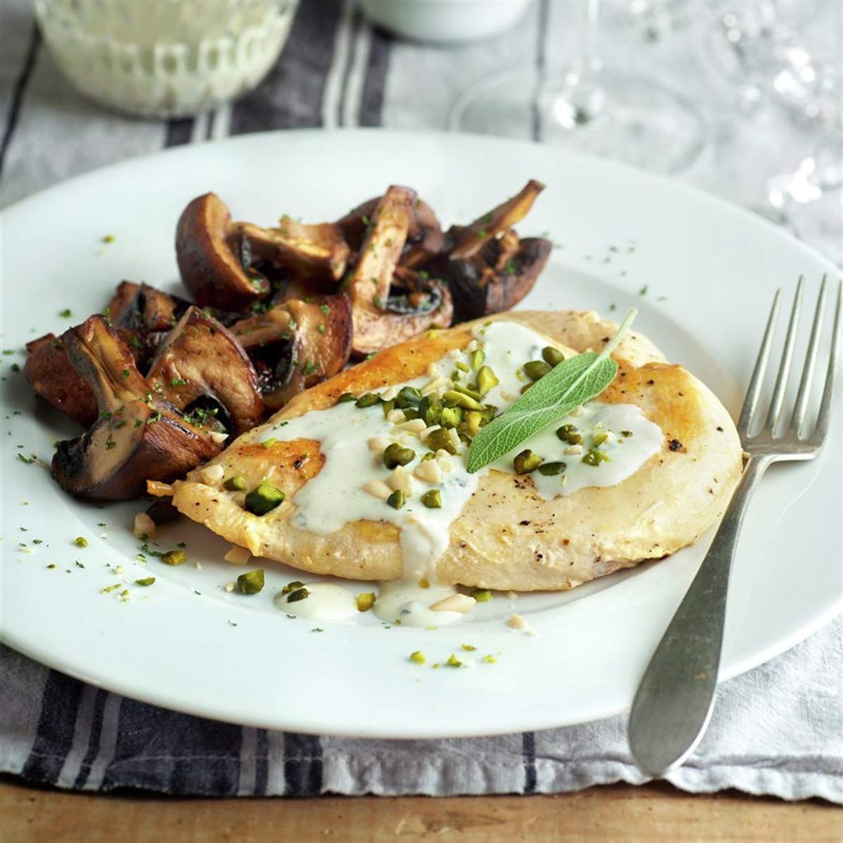 PECHUGAS DE POLLO CON SALSA ROQUEFORT Y CHAMPIÑONES