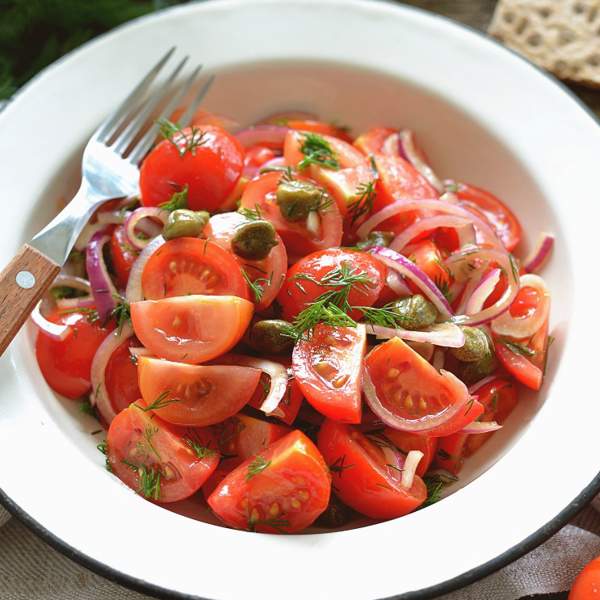 Ensalada ibicenca, un plato veraniego típico de Baleares (con pan de ayer) fácil y sabroso