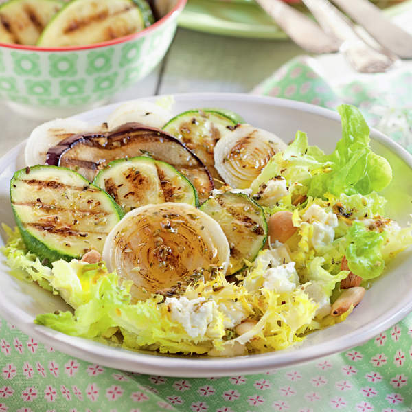 Ensalada de verduras a la brasa con queso de cabra