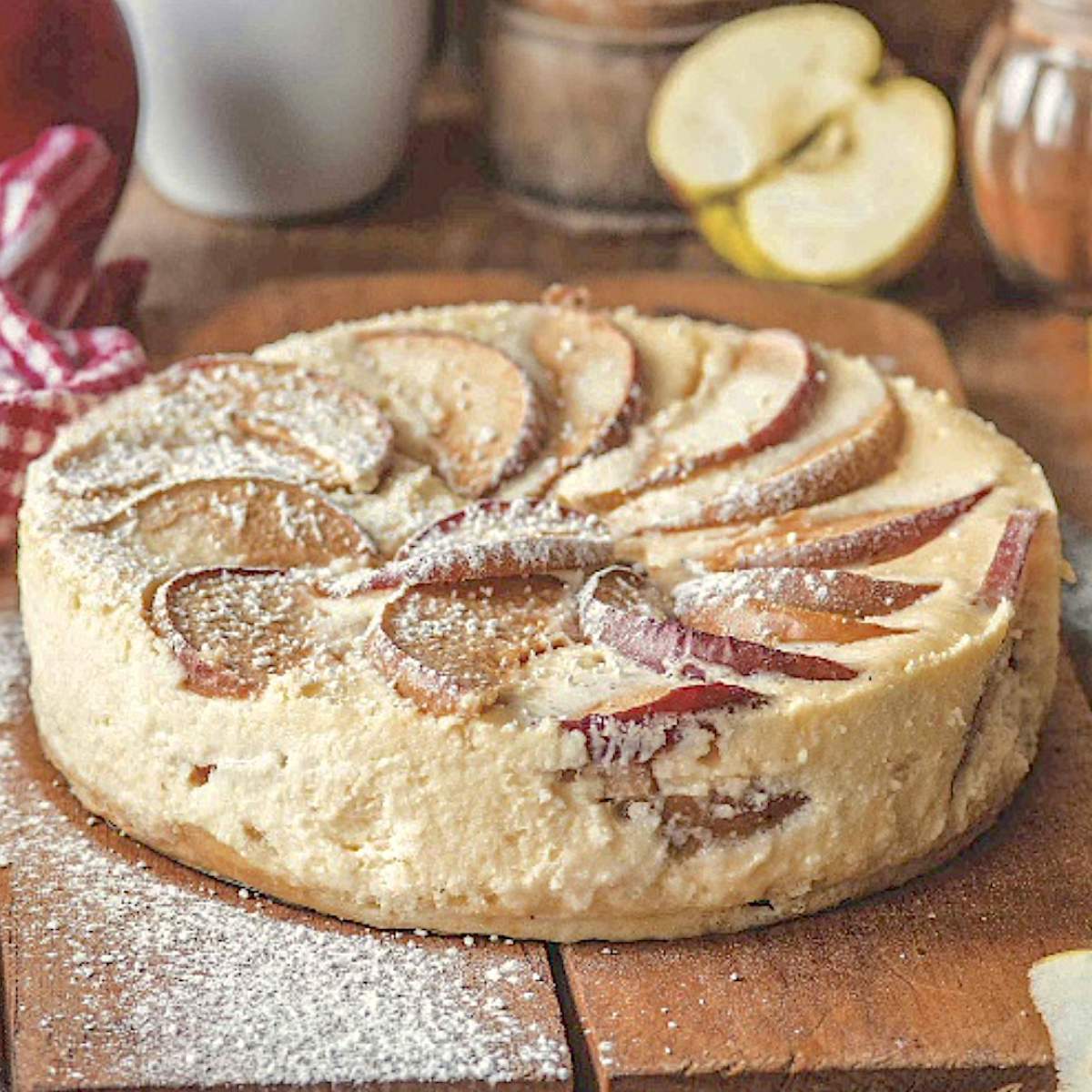 Tarta de queso y manzana con base de bizcocho, ¡un postre de 10!