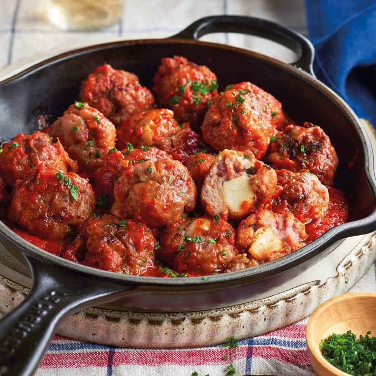 Albóndigas rellenas de queso con tomate