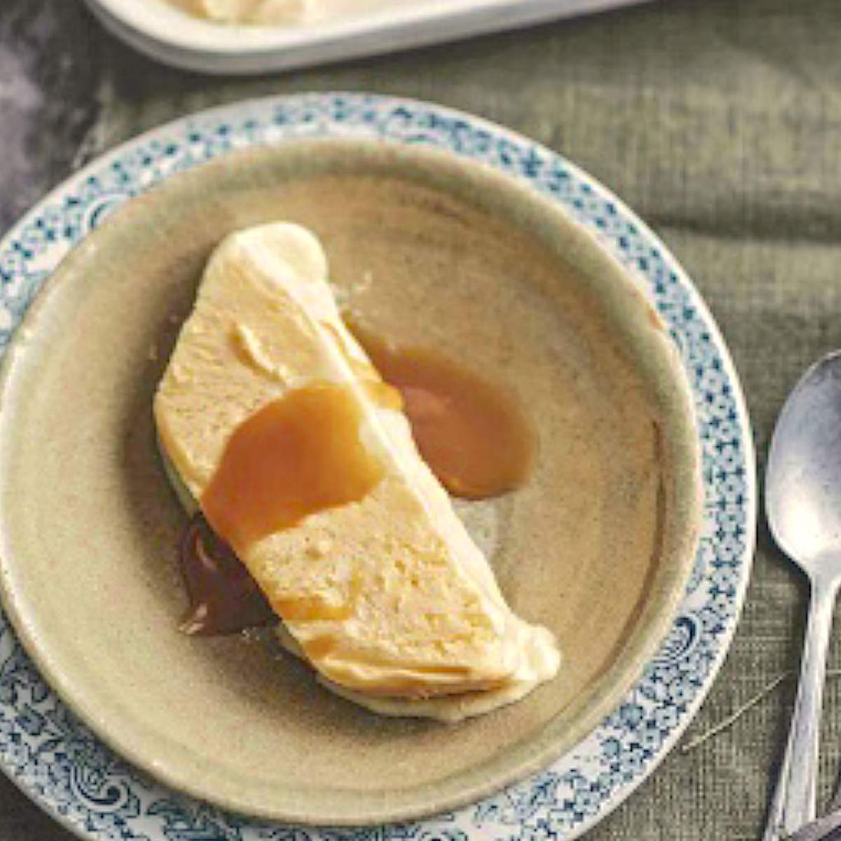 Biscuit de vainilla con salsa de caramelo al ron