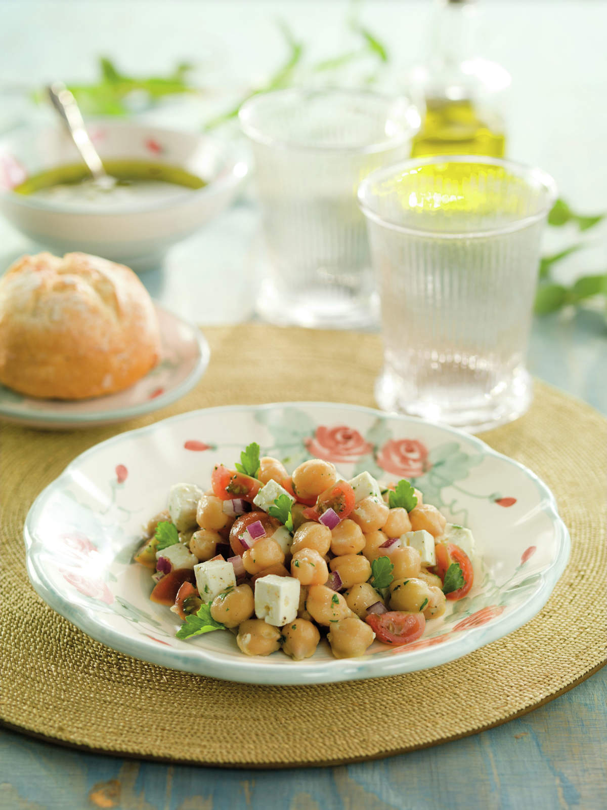 Ensalada de garbanzos con tomate y queso feta