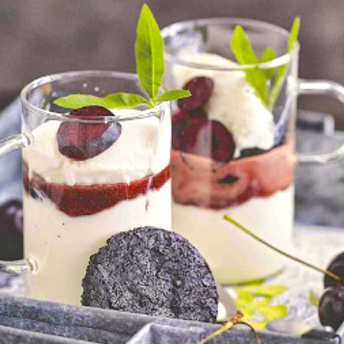 Mousse de yogur con cerezas