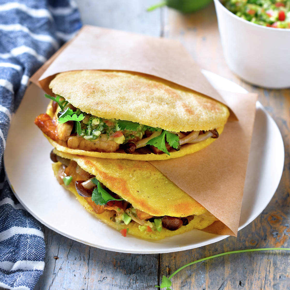 AREPAS DE TEMPEH CON SETAS Y HIERBAS AROMÁTICAS.