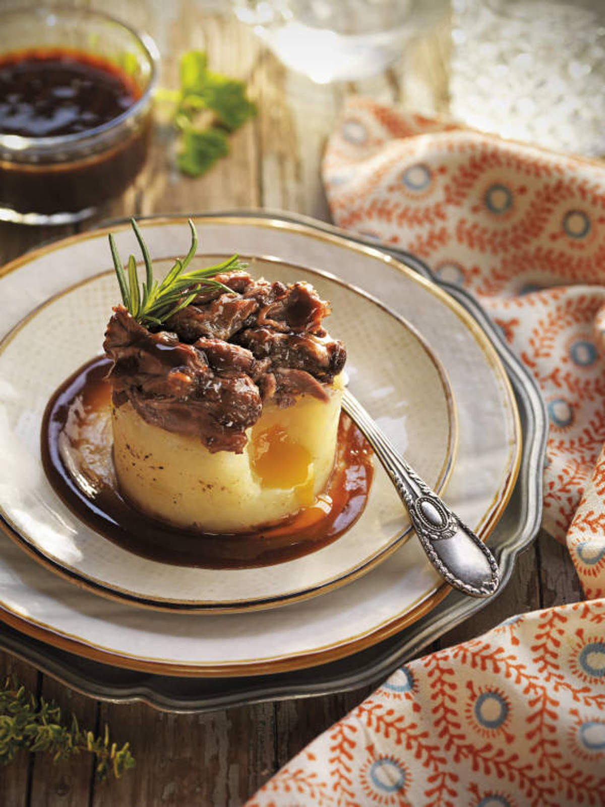 Timbal de rabo de toro, huevo y patata