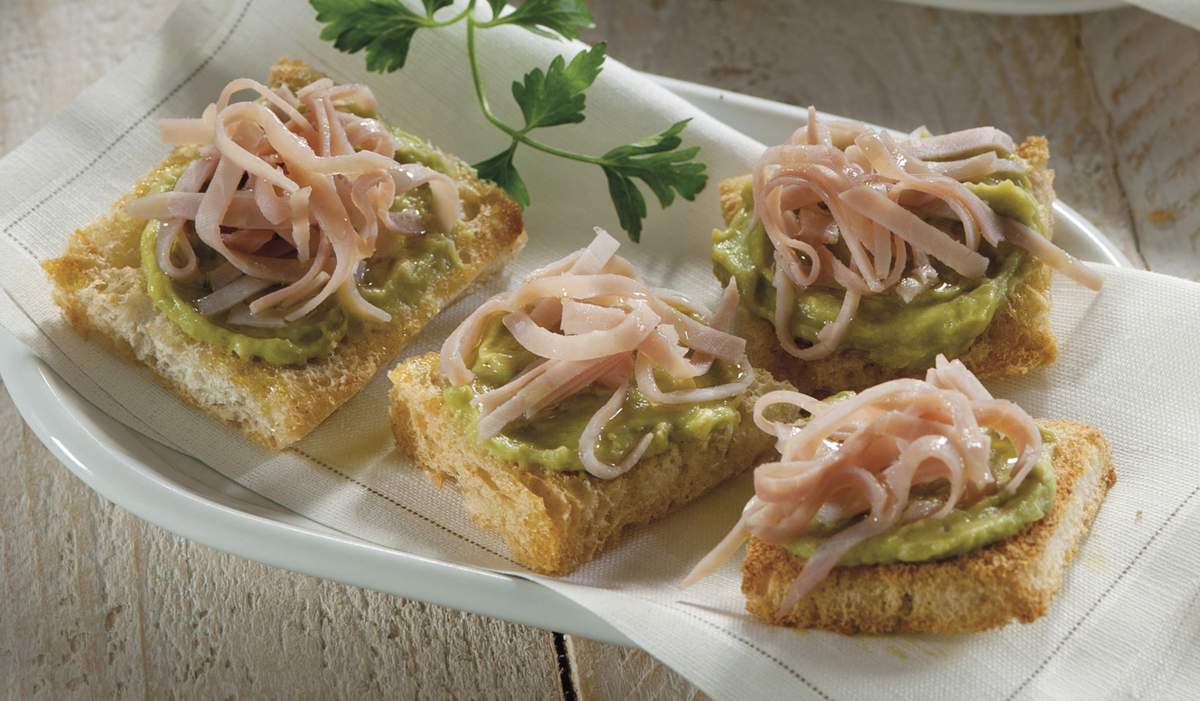 Canapés de aguacate y jamón york